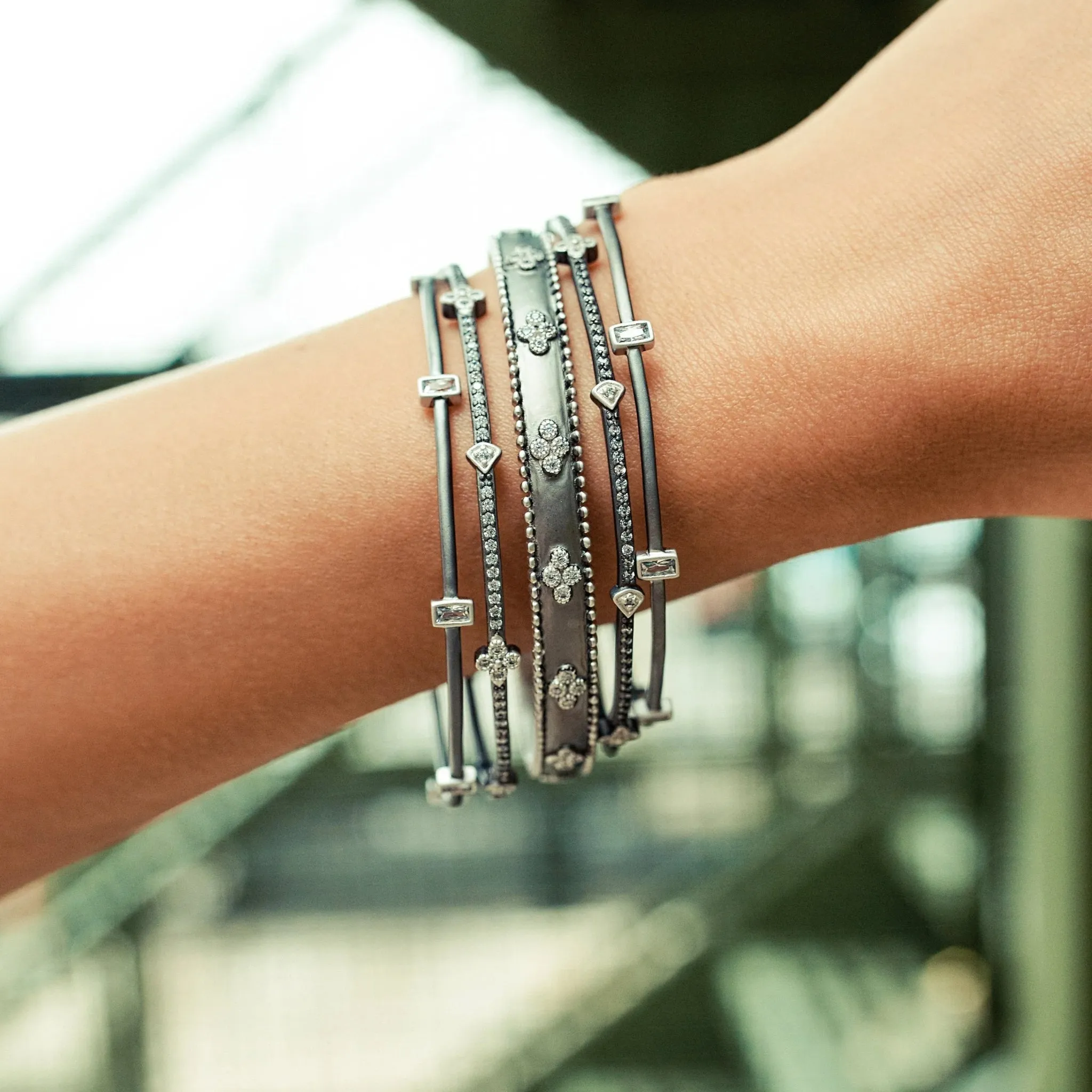 FR SIGNATURE REIMAGINED A Clover Stackable Bangle