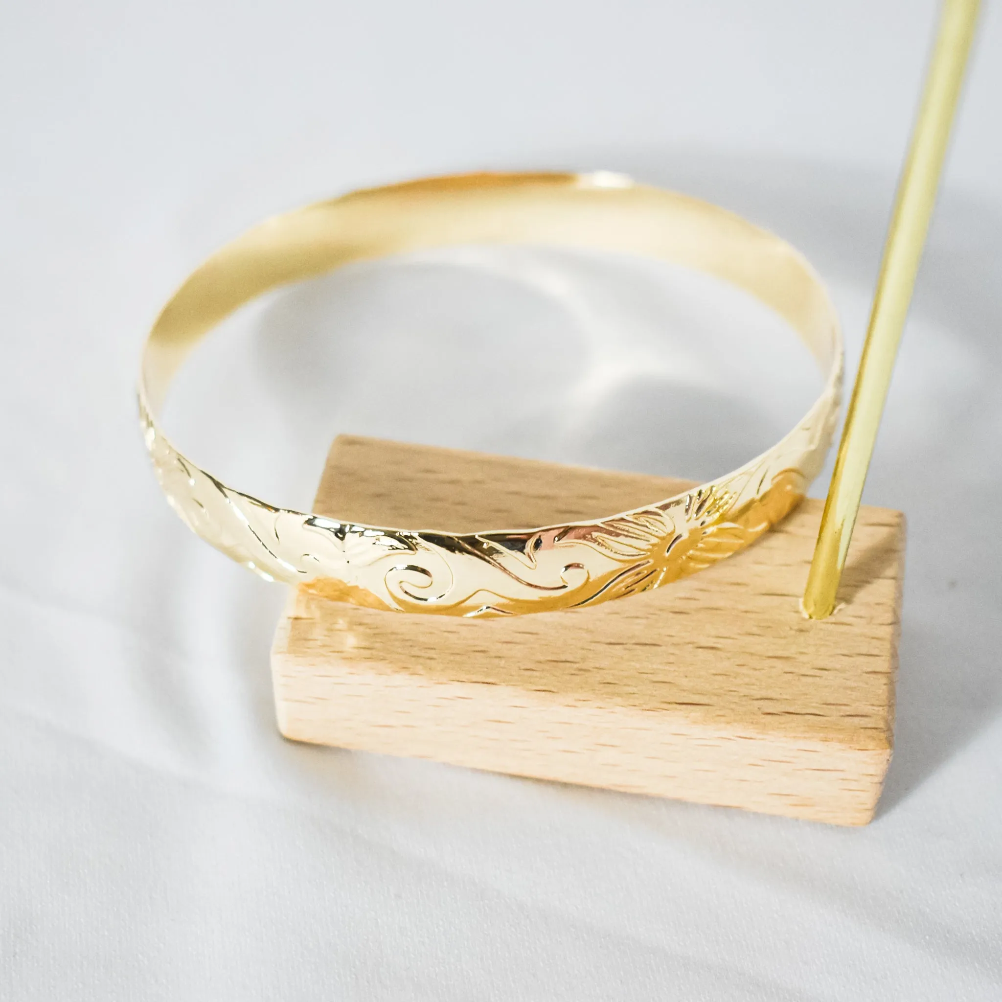SINALEI - Brand New Island Style Tribal Pattern Gold-Filled Bangle