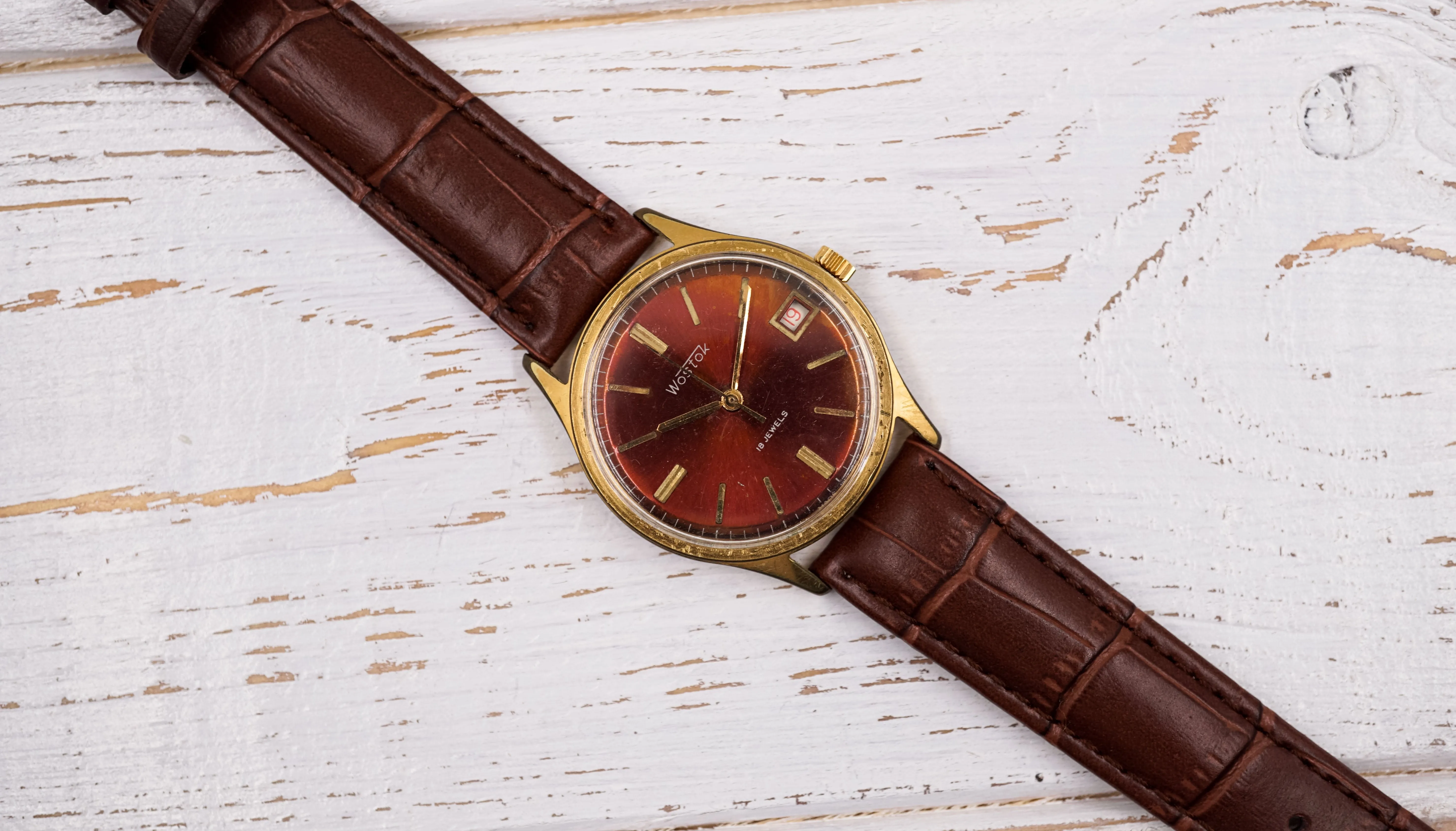 Vintage mechanical shockproof men's watch VOSTOK 2214 red dial