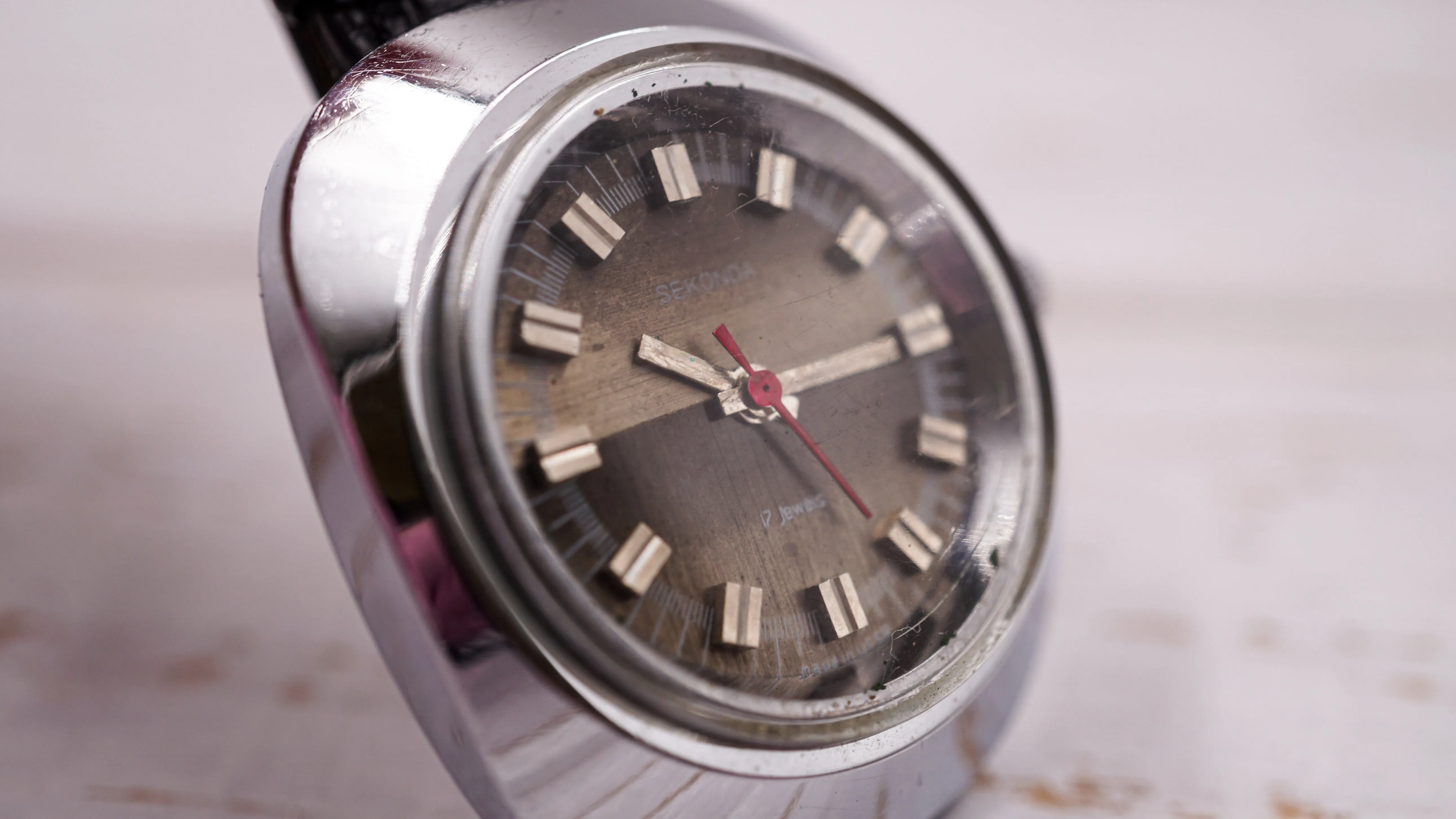 Vintage mevhanical women's wristwatch Sekonda cal.1803 small size