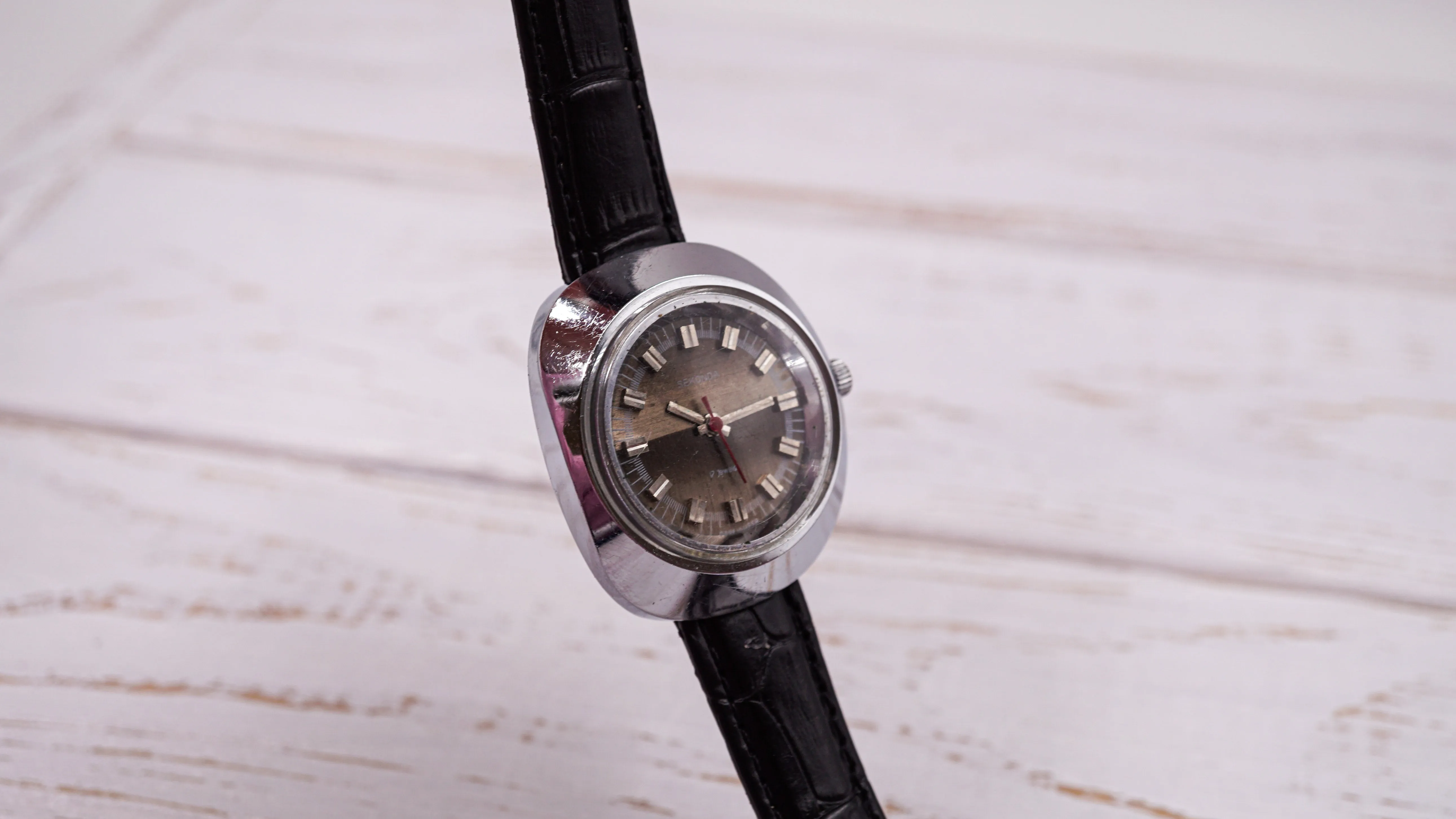 Vintage mevhanical women's wristwatch Sekonda cal.1803 small size