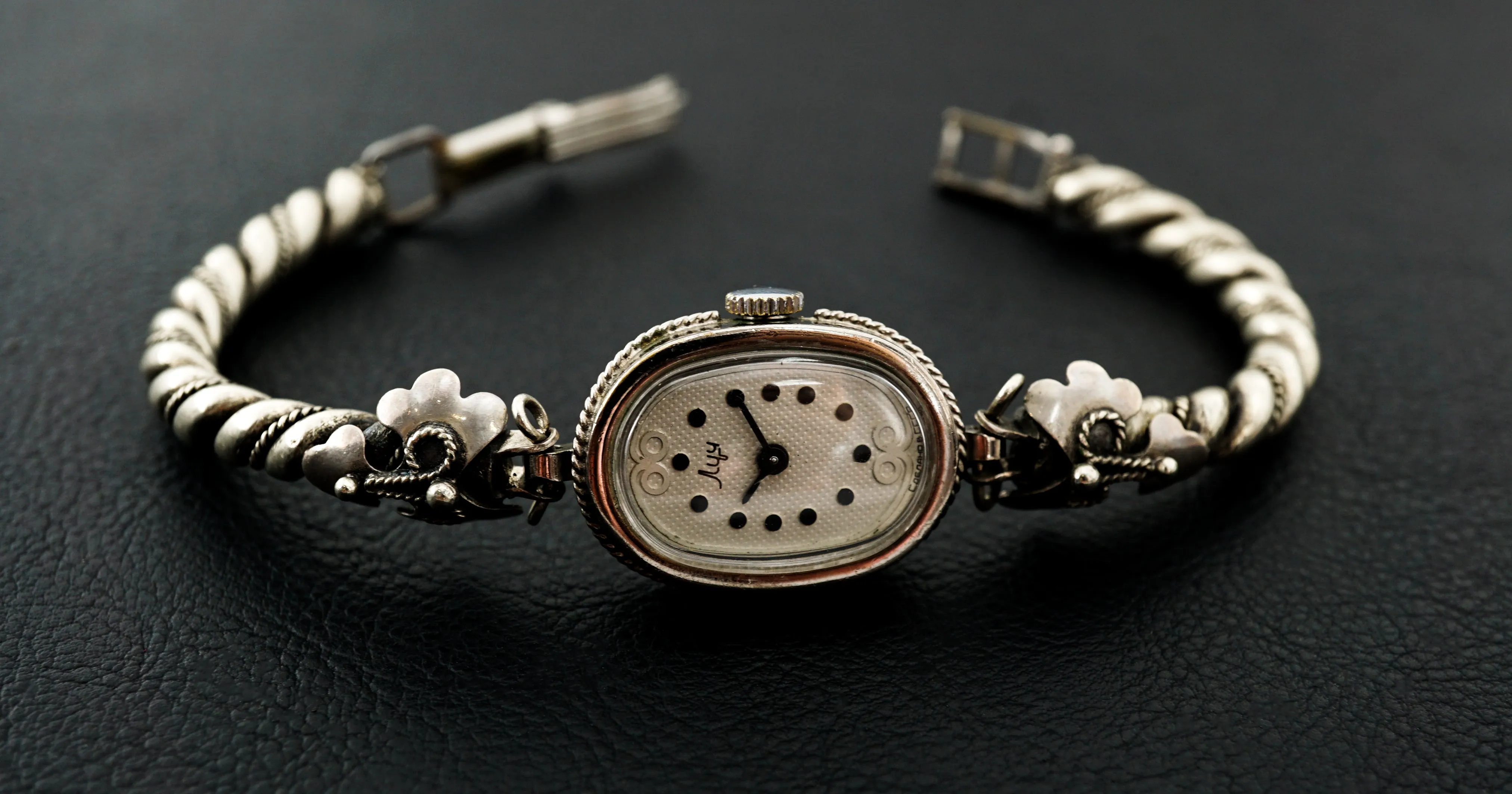 Vintage Soviet womens mechanical bracelet watch Luch 1800 Cupronickel