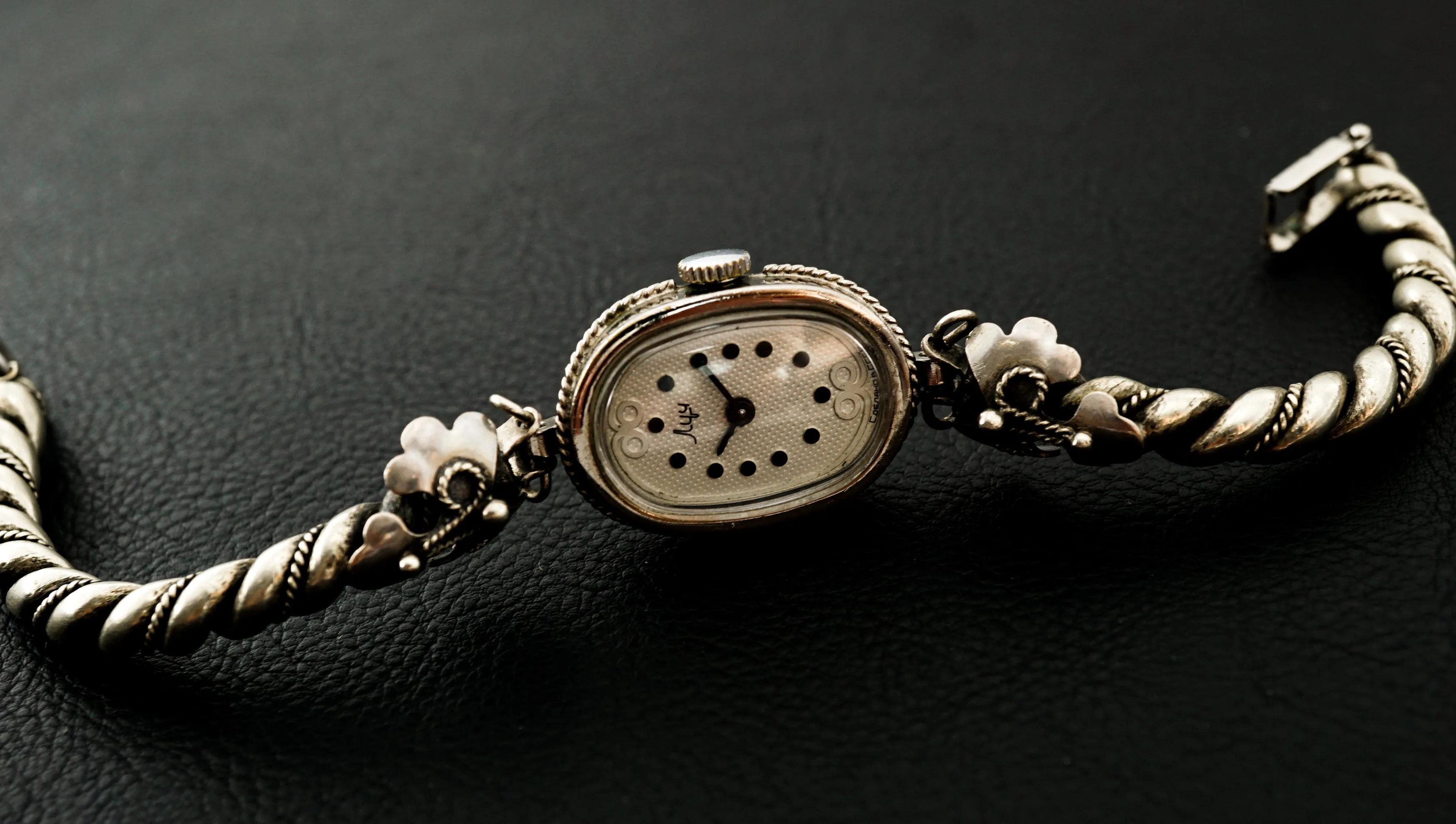 Vintage Soviet womens mechanical bracelet watch Luch 1800 Cupronickel